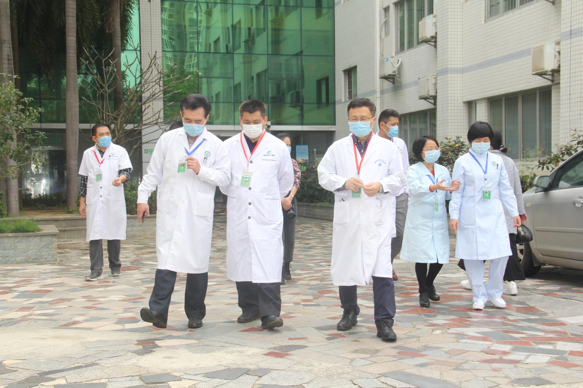 省安宁医院院长朱洪带队在院内进行疫情防控工作查房 全力做好疫情防控工作