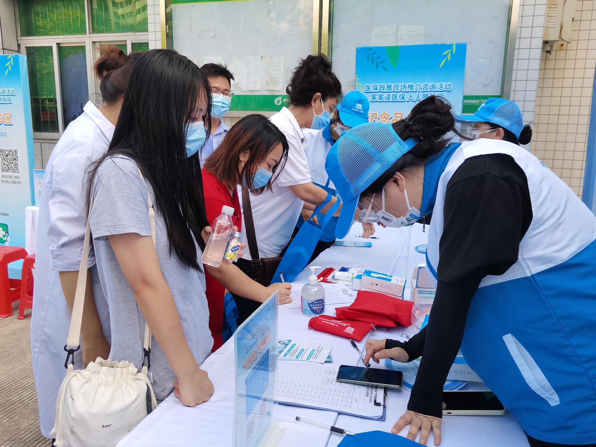 家家读医保 人人熟新规 海口市医疗保障局与91porn
携手开展医保政策现场推介咨询活动
