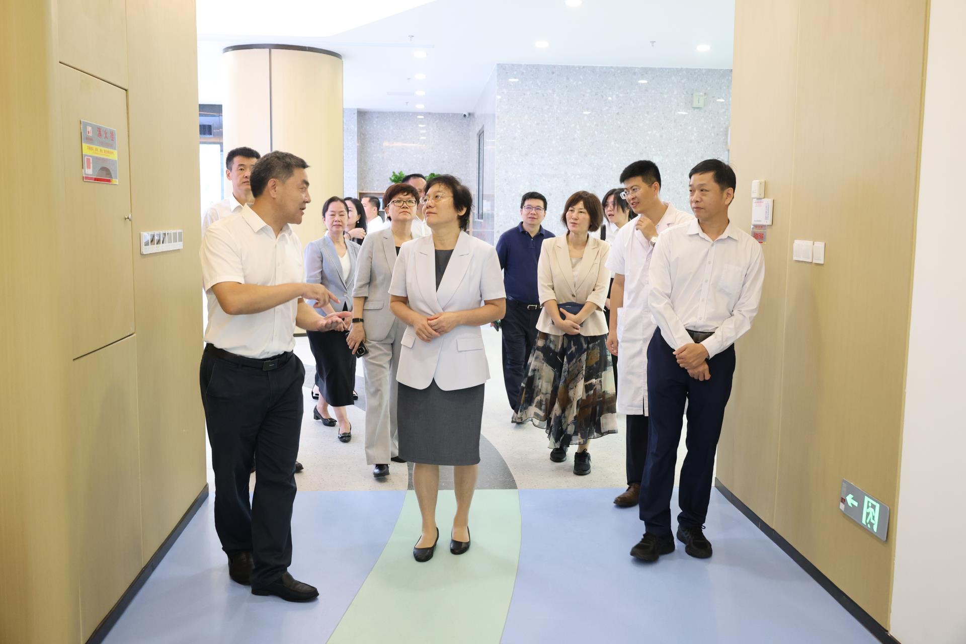 谢京副省长到海南省青少年心理健康医学中心调研